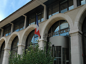 Préfecture : entrée du bâtiment B avec ses belles arcades