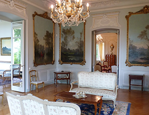 Préfecture : vue d'un petit salon avec ses boiseries et mobiliers d'époque