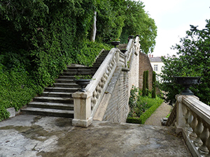 Préfecture : le grand escalier de pierre qui accède au jardin